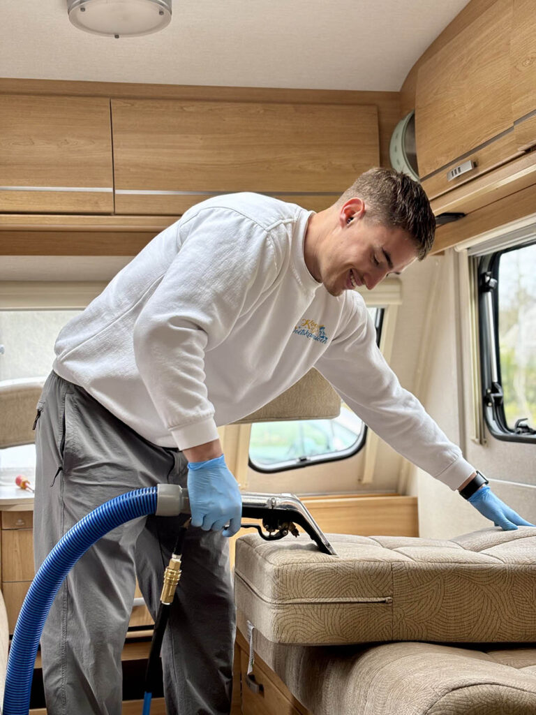 Caravankeuken na stoomreiniging